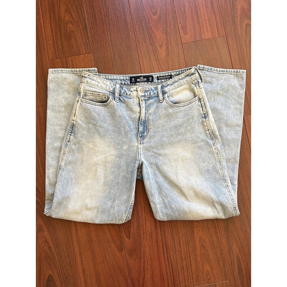 11R Hollister Ultra High-Rise Mom Jean